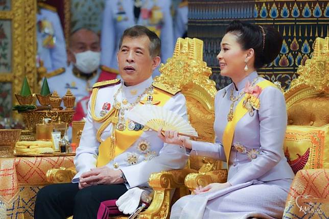 สง่างาม พระราชินีฉลองพระองค์ผ้าไหมลายดอกราชาวดี ดอกไม้ที่มีค่าคู่ควรพระราชา  | สยามนิวส์ | Line Today