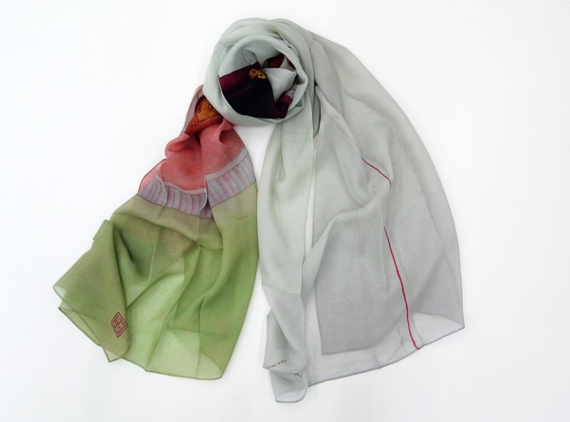 產品資料 創作: 梁依廷(Eve Leung) 尺寸: 67 x 200 cm 詳情:100% 真絲雪紡, 以數碼打印技術將創意畫作打印到絲巾上 洗滌方法: 可以洗頭水或絲巾用洗滌液配合冷水手洗