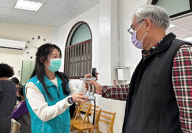 門諾醫院營養科前進社區教會，為長輩們做肌力檢測。(門諾醫院提供)