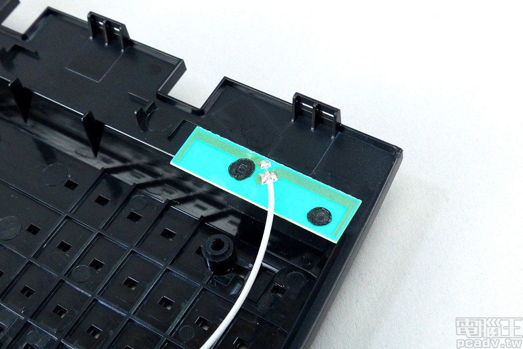 除了外露的 3 支 2.4GHz/5GHz 雙頻偶極天線，2.4GHz 第 4 支天線採用 PIFA 設計並固定於機殼之內