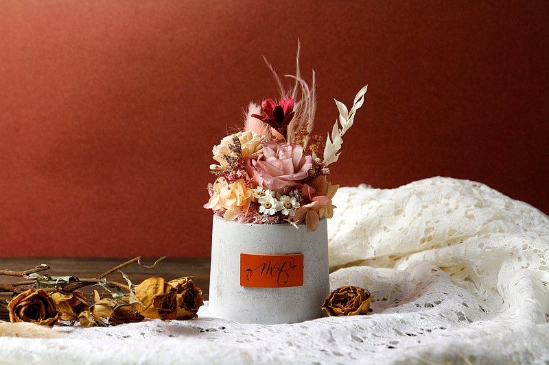 ? 漸層有緣人 ? 高約 16 cm 寬約 8.5 cm 粉色永生玫瑰盆花適合情人節送禮 手工灌製的水泥盆栽更是代表滿滿誠意的心意祝福