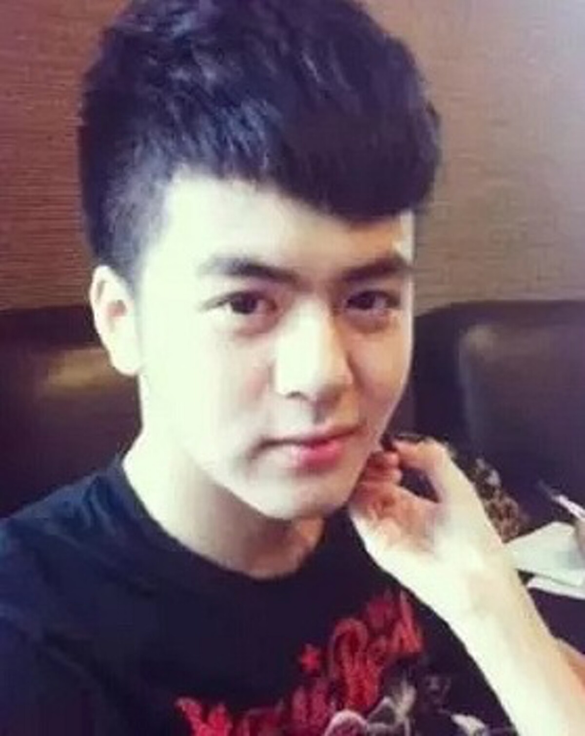 近期爆火男星的青澀舊照！鄧為、成毅風格差異大，陳哲遠、曾舜晞從小顏值就高！