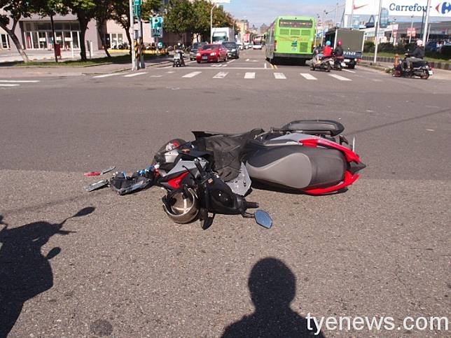 【有片】疑轉彎未禮讓直行車 騎士剎車不及人車倒地 桃園電子報 Line Today