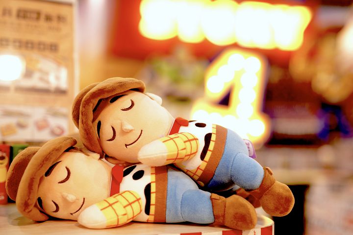 日本進口的限量胡迪趴姿娃娃（750元）。