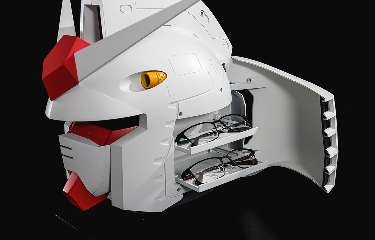 頭的左右兩側各有兩個收納空間，可以收納眼鏡和墨鏡。