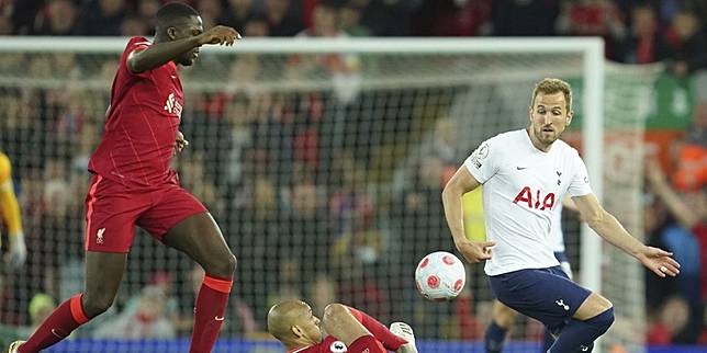 Harry Kane saat beraksi di laga Liverpool vs Tottenham di Anfield, Minggu (08/05/2022). (c) AP Photo