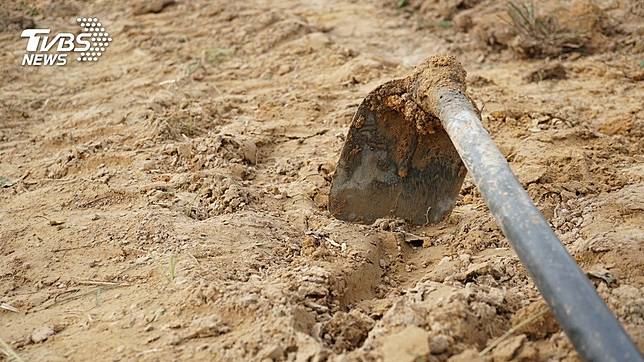 湖南日前發生一起父親用鋤頭砸死兒子的悲劇。(示意圖／TVBS)