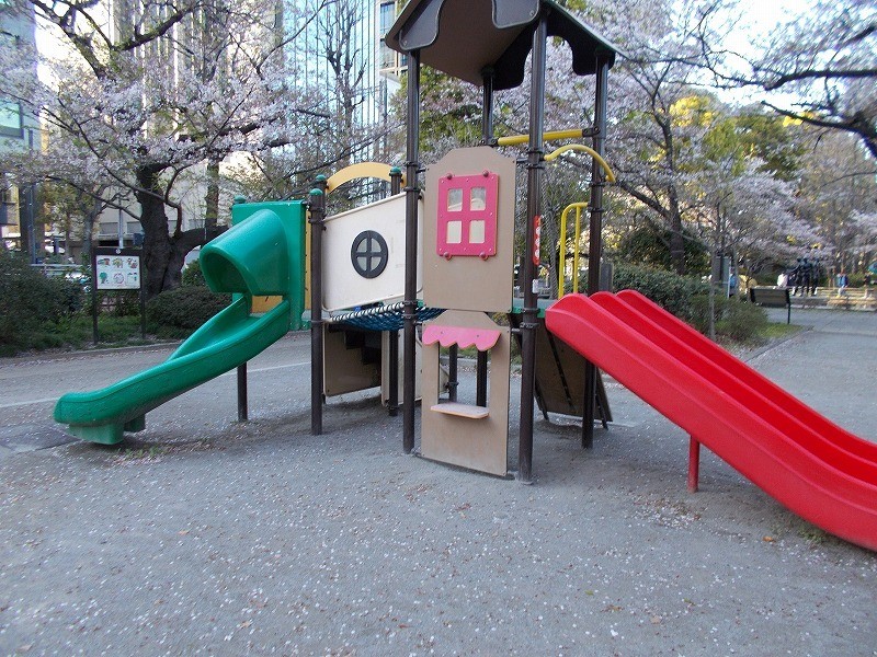 千代田区の1日遊べる公園6選 駅近で遊具＆芝生広場＆桜や紅葉も