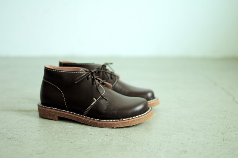 柔軟富有彈性的生膠鞋底，提供全新的穿著感受體驗。 生膠底為100%天然橡膠樹汁液採集後直接製成，本身具有良好的彈性、防滑及耐磨度，腳感回饋性高，非一般的普通橡膠鞋底可以比擬