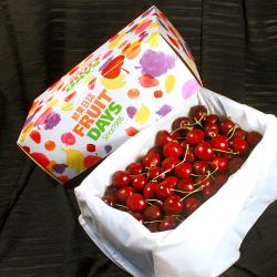 ◎冬季紅寶石，新鮮現採空運來台！|◎28mm以上果粒大、色澤飽滿甜中帶酸！|◎人工細心挑選，保證品質超優良！品牌:鮮果日誌類型:水果水果種類:櫻桃食用方式:盡快食用!重量/件:2000G包裝:盒裝配送