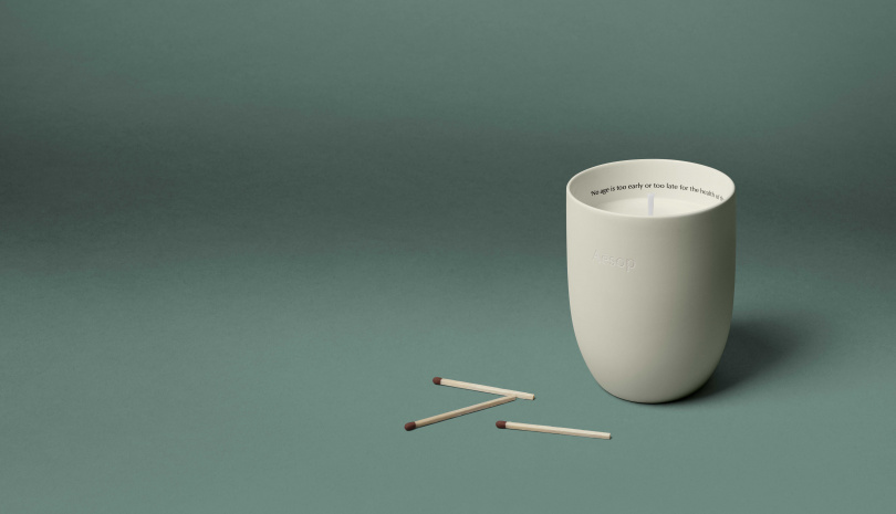  Aesop托勒密Ptolemy香氣蠟燭：以樹脂、大地香氣為主題。蘊含wbr柏樹、雪松、岩蘭草，散發持久的煙燻香調。（圖／品牌提供）