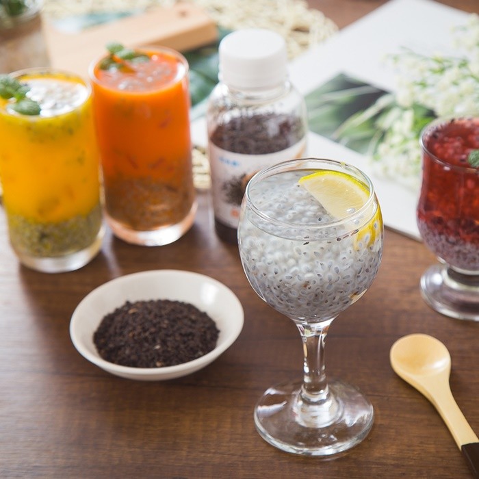 山粉圓富含豐富膳食纖維，易有飽足感，QQ的口感吃起來很有嚼勁~ 山粉圓直接沖泡飲用水或果汁，拌一拌約3分鐘，呈Q的透明狀 加入蜂蜜，檸檬片，再經過冰鎮，檸檬的清香、和蜂蜜的甘甜以及山粉圓的爽脆口感， 