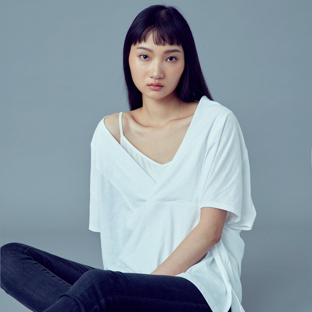 休閒單品：竹節棉設計最適合盛夏，配上內搭衣就能盡情享受陽光灑落的舒適，落肩版型為你帶來慵懶的感覺，寬鬆剪裁卻又不鬆垮。