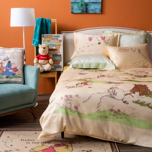 和樂自有品牌產品 獨特俏皮 小熊維尼角色(維尼/小豬/跳跳虎/屹耳) 圖樣設計款，一次擁有 觸感柔順，手感絕佳 柔軟舒適，光澤鮮明 超柔羽絲棉，花型絎縫工藝 營造溫馨空間氛圍 本款寢具被套為拉鍊式，四