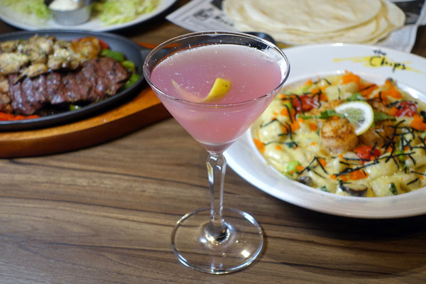 美式聚餐-the chips美式餐廳信義ATT店，ATT 4 FUN餐廳推薦，有台北101夜景、好喝啤酒和調酒適合上班族聚餐小酌的台北信義區美式餐廳