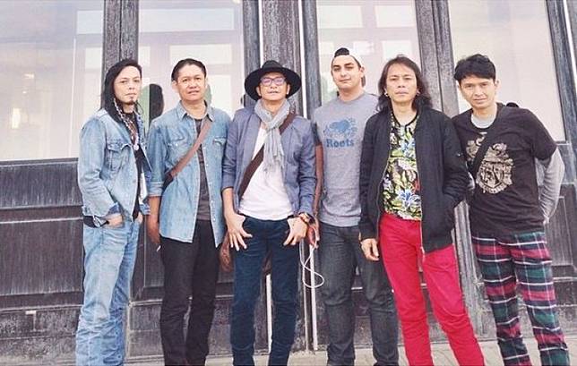 Jordan Norkett berpose bersama personel band /rif dan sang ayah pastinya, Andy. (Instagram)