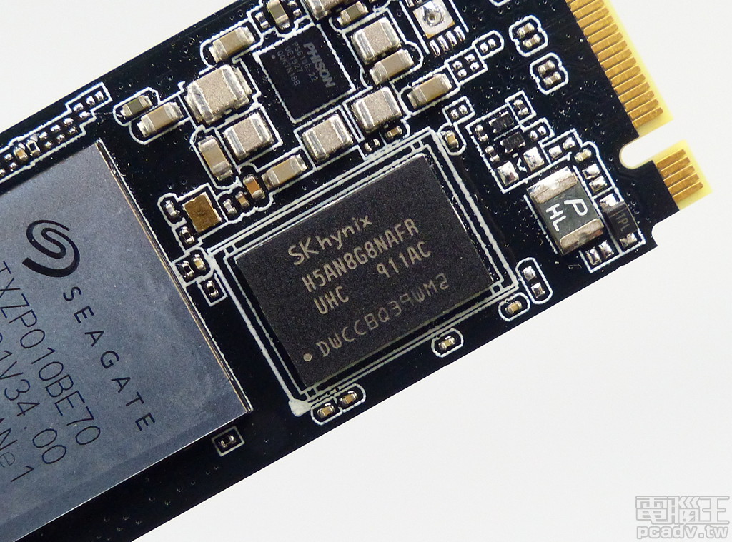 FireCuda 520 2TB 容量版本於電路板正反面各自安裝 1 個 H5AN8G8NAFR-UHC 動態記憶體，單顆容量 8Gb，-UH 表示為等效時脈 DDR4-2400、時序 17-171-17 等級。