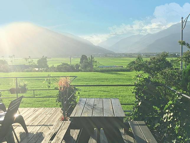 ▲民宿就在伯朗大道旁，每天都可以望見綠田藍天的絕美風景。（圖/IG @tina7803032)