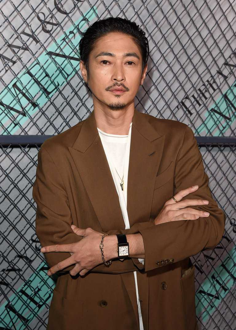 日本男星窪塚洋介，以休閒西裝外套搭配TIFFANY & CO.「Tiffany Men’s系列」飾品，一派自信英氣。（圖╱TIFFANY & CO.提供）