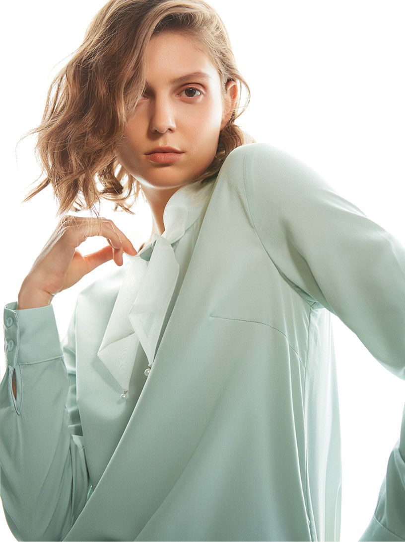 MOMA 烏干紗領結上衣 透視烏干紗領結顯露溫柔質感， 珍珠裝飾細節低調呈現婉約性格，輕鬆展現優美風采。 商品尺寸表－單位：公分 ※本尺寸表皆為水平測量，會因布料彈性、水洗處理、測量起訖點等因素，與實