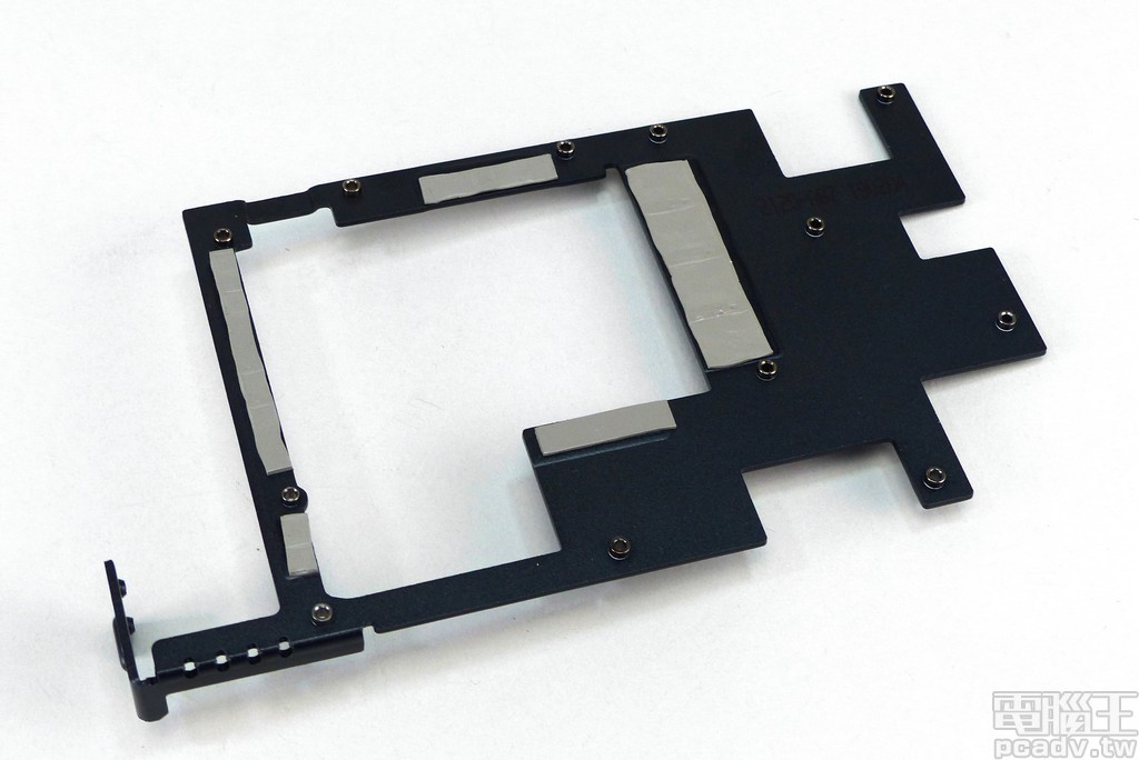 金屬支撐架黏貼導熱墊，同時肩負顯示核心主要供電 MOSFET、記憶體主要供電 MOSFET、記憶體等零組件的散熱工作