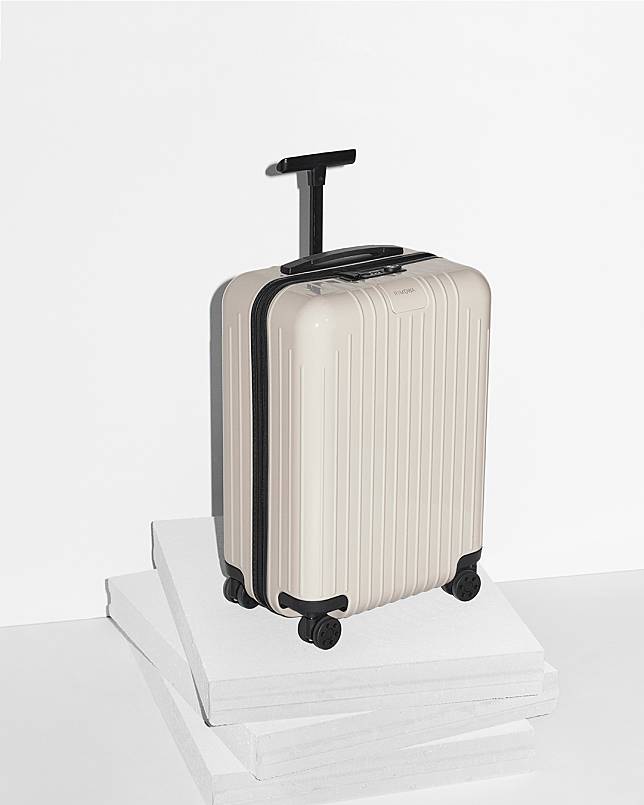 最有質感象牙白！RIMOWA Essential Lite 推全新「象牙色」，溫柔耐看更