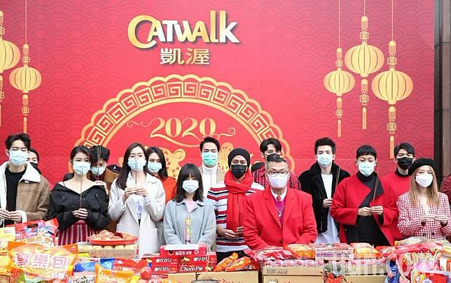 凱渥上午由時尚教父洪偉明(前排右三)率領眾星戴口罩舉行新春團拜開工儀式。記者侯永全/攝影