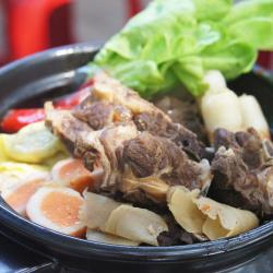 ◎※ 由金牌食神阿彰師技術指導研發br※ 選用澳洲6個月小羔羊排br※ 羊大骨熬煮湯頭12小時|◎|◎主商品:羊排爐1100公克(固形物200公克)X6包成分:水、羊肉(澳洲)、鹽、番茄醬(番茄糊、水