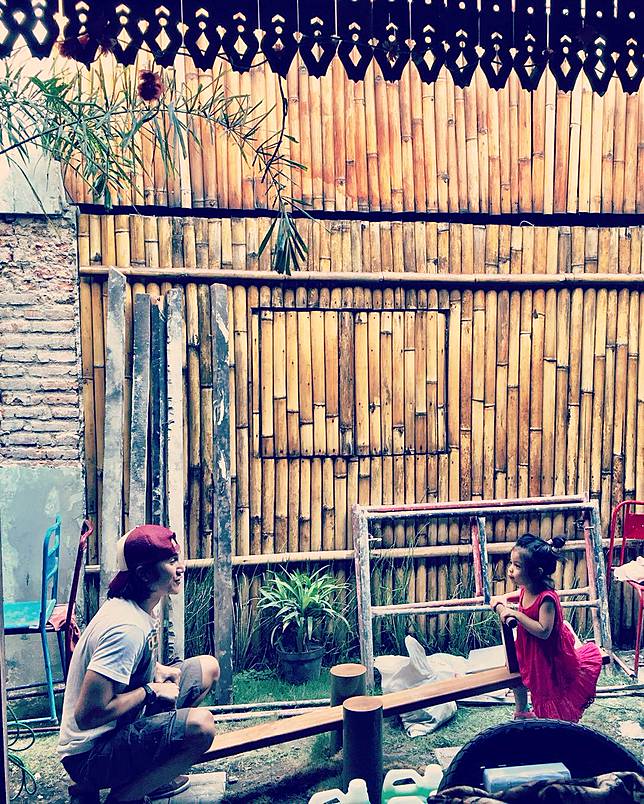 10 Foto Ini Jadi Bukti Vino G. Bastian Ayah Idaman Banget