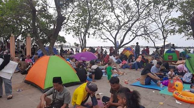 Sambut Tahun Baru 2020 Warga Bangun Tenda Penuhi Pantai Ancol