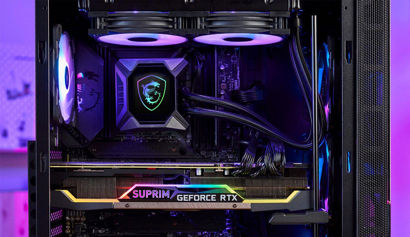 MSI GeForce RTX 3080 Ti SUPRIM X 12G 的體積不小，寬度會佔用兩組 PCIe 插槽，長度更是有 33.6 公分長，玩家在安裝時需要注意放入機箱時的角度。