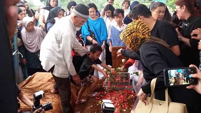 ™  Ayah Renita Sukardi Belum Berani Beritahu Cucunya Jika Ibunda Tercinta Sudah Tak Ada