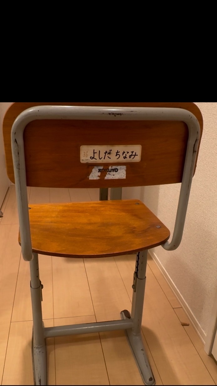 学校の椅子と机が好きな人集まれぇ