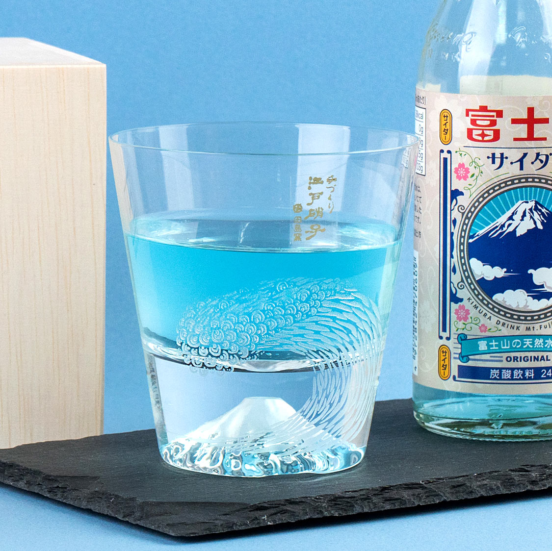 倒入飲料會隨著光折射，將顏色映在杯底的富士山杯。