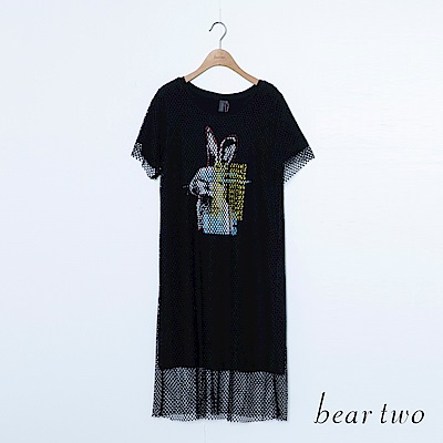 利用假兩件是的版型加入洞洞設計呈現出元素街頭的酷酷Style長版款出門隨興穿搭都有潮流樣