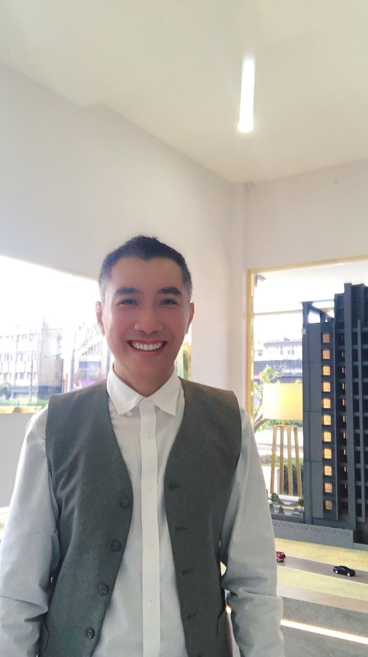 玥富有限公司自媒體企劃部。短影音／直播／人設／文案