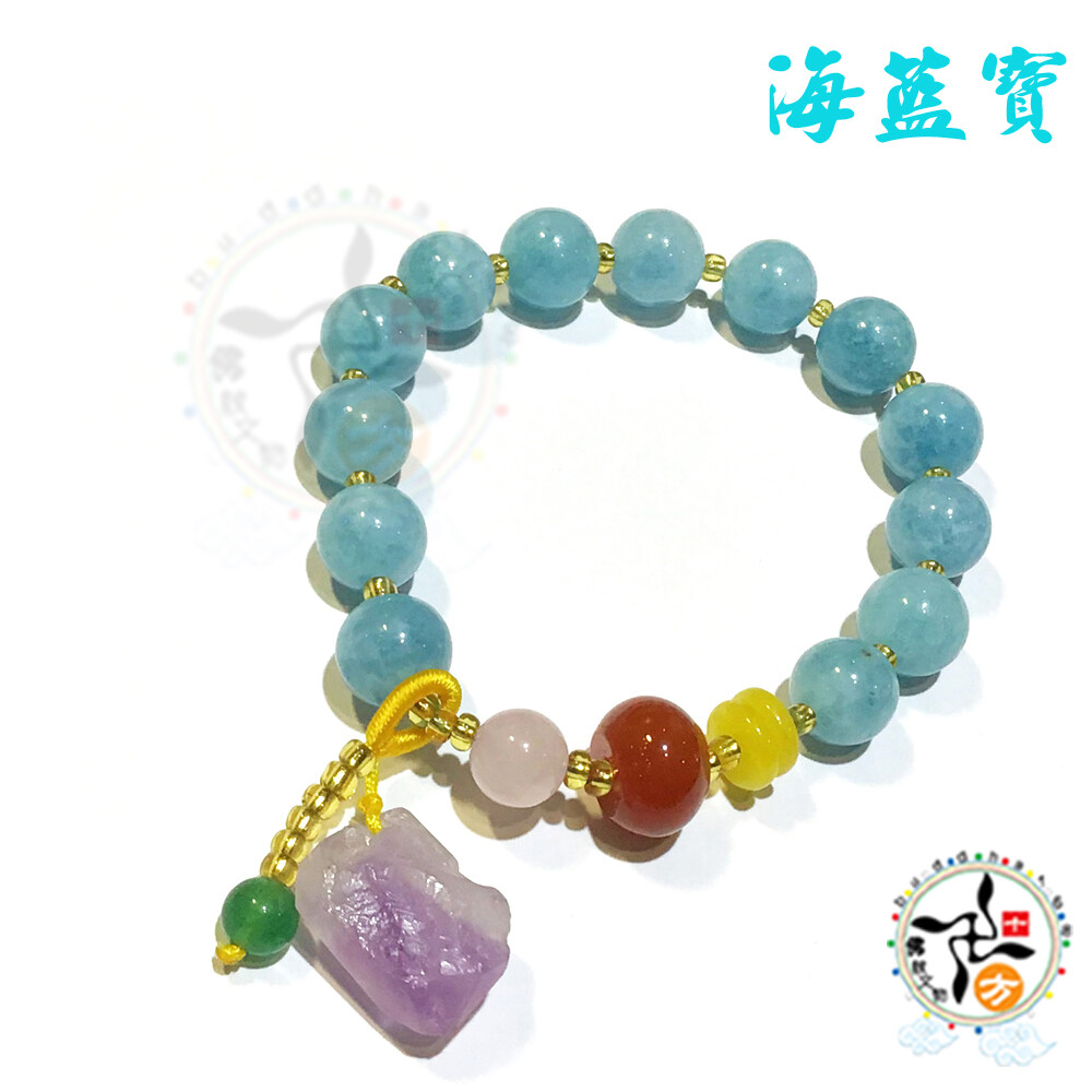 它可以庇佑人們找到自己的愛情，讓自己擁有甜蜜的愛情、維持婚姻的美滿。 藍寶的寓意是勇氣之石，因此當你佩戴好一款海藍寶的飾品，它將會給你建立一種正能量的氣場，讓您在職場當中發揮更大的影響力。 海藍寶是平