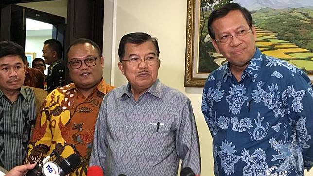 Wakil Presiden Jusuf Kalla didampingi Kepala Kantor Wilayah Ditjen Pajak Sulawesi Selatan, Barat, dan Tenggara Eka Kusna Sila Jaya dan Direktur Jenderal Pajak Kementerian Keuangan Robert Pakpahan usai menyampaikan laporan SPT pajak tahun 2017 di Kantor Wapres, Jakarta, 28 Maret 2018. Tempo / Friski Riana