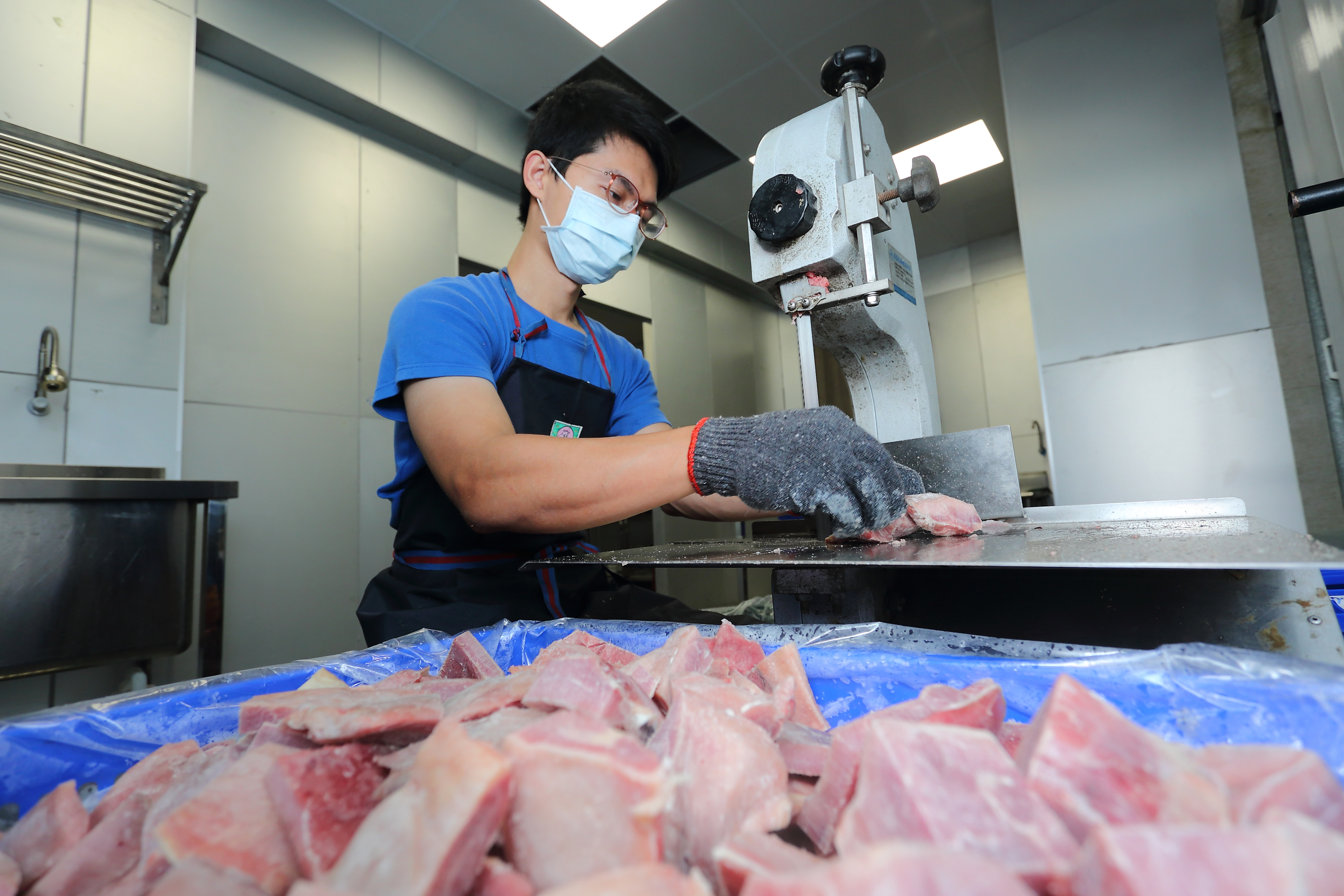 黃啟洋透過網路直接販賣產品，除了生食和分切雞肉外，也研發滴雞精等相關商品。（攝影/Carter）