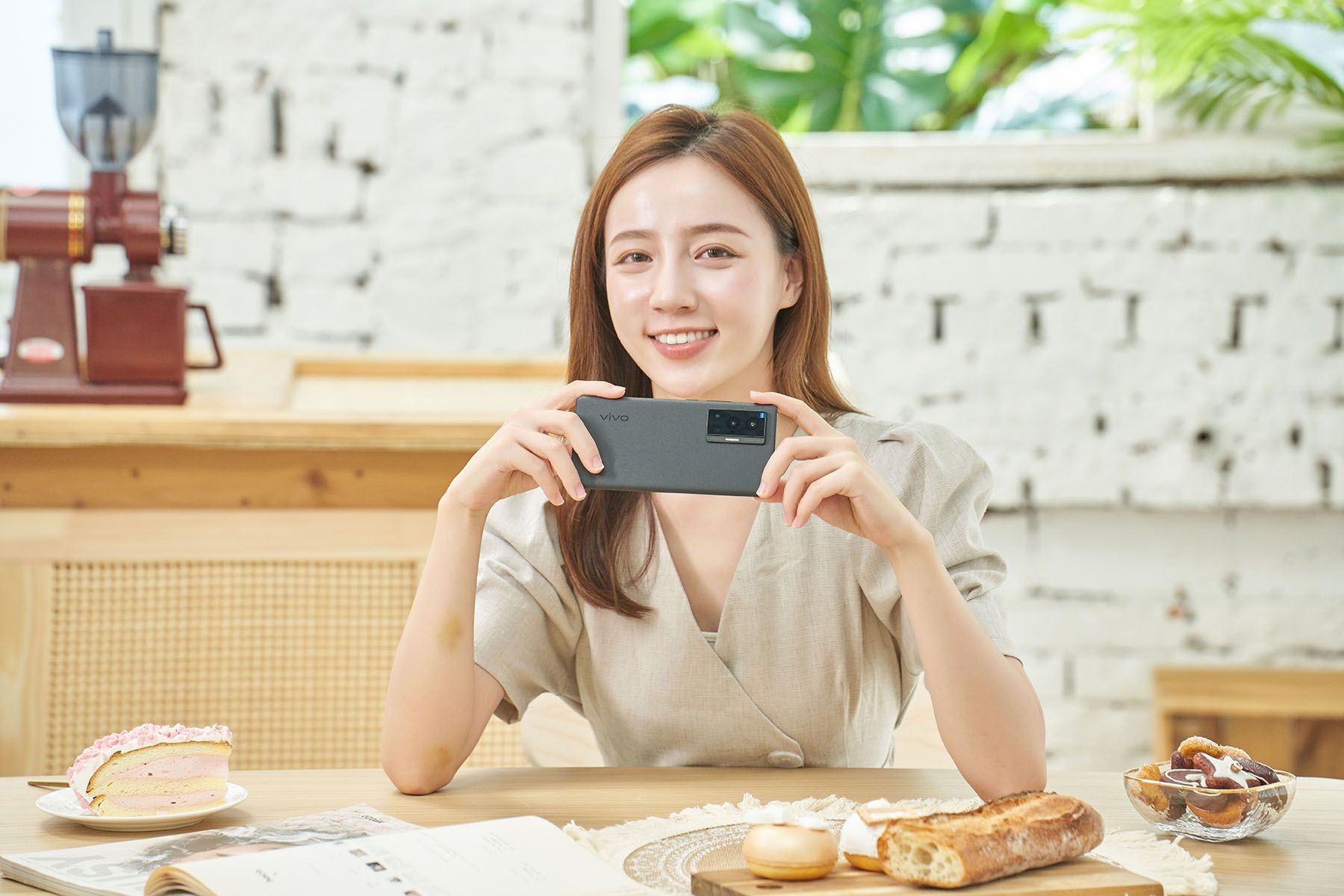 與蔡司共同研發的主鏡頭搭配 vivo 獨有的微雲台 3.0 技術，讓 X70 系列展現出旗艦級的頂尖夜拍能力，稱它為目前市面上最優秀的手機相機系統一點都不為過。