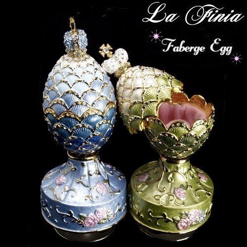 採用奧地利頂級水晶加上純手工多道彩繪程序精緻，哥德式藝術建築加上玫瑰花柔美的裝飾變化成美麗的聖殿。