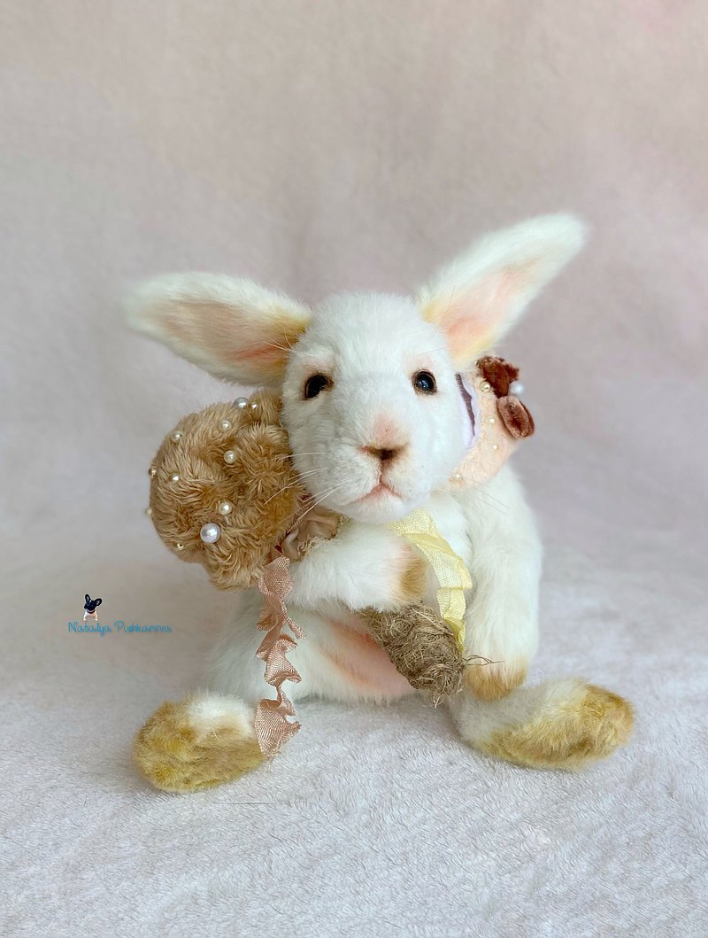 带蘑菇玩具的兔子手工制作