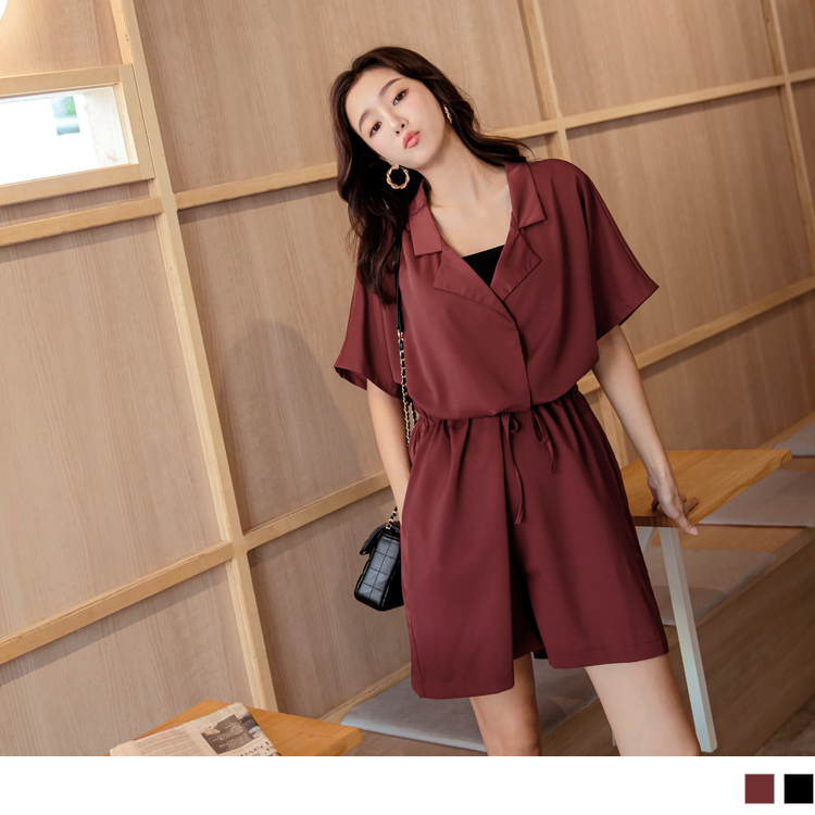 選用柔軟透氣、自然且光滑的布面，使肌膚擁有舒適的穿著感受， 西裝領的剪裁，展現迷人的的鎖骨及頸部線條，同時有修飾肩膀的效果， 綁帶收腰的設計搭配連身褲版型，拉長下身視覺，整體比例看起來更好， 此款兩色