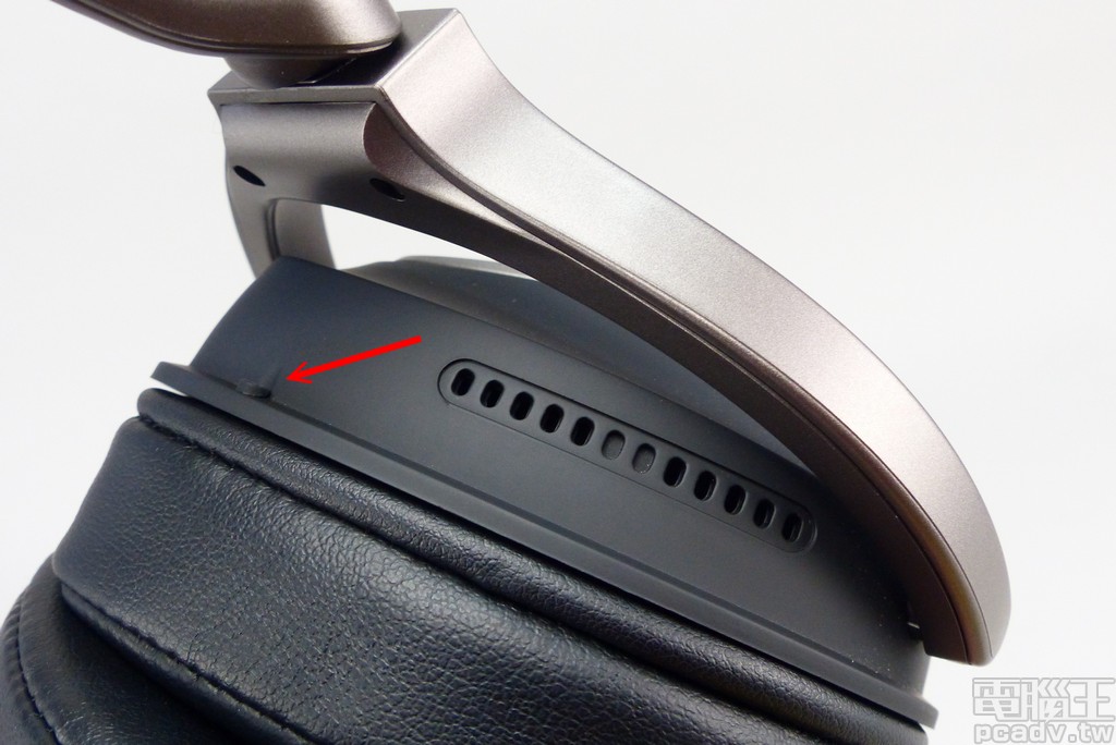 耳罩與支架接觸點安排 1 個小型橡膠墊緩衝，日常使用時就不會聽到晃動的機乖機乖聲響，附近也安排氣壓平衡孔