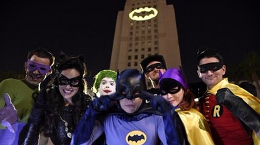 初代《蝙蝠俠》男星逝世 大樓打上蝙蝠燈紀念！