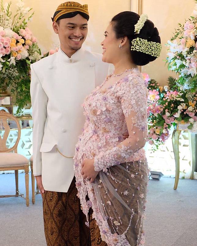 14 Kebaya Cantik Bumil  Untuk  Tampil Elegan Saat Acara Mitoni