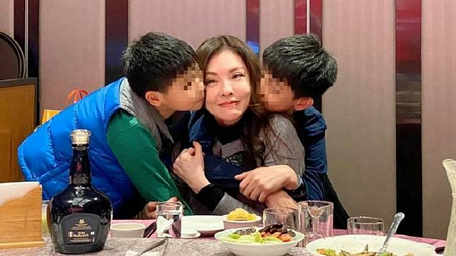何如芸淚訴「2個小孩是我的命換來的」。(圖／翻攝自何如芸臉書)