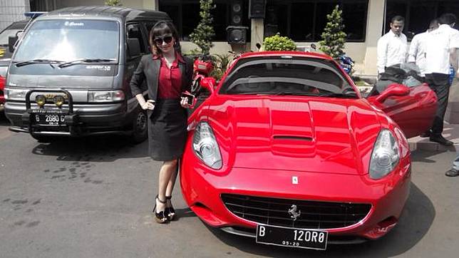 Roro Fitria dan mobil mewahnya
