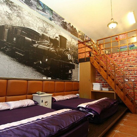 「童年往事莊園民宿」為鹿港地區第ㄧ家合法民宿，位於鹿港天后宮遊覽車停車場後方。距離天后宮、鹿港老街只有六百多公尺，可漫游老街，是距離古蹟區最近的ㄧ家民宿。「童年往事莊園民宿」莊主吳志忠用心全新打造的一