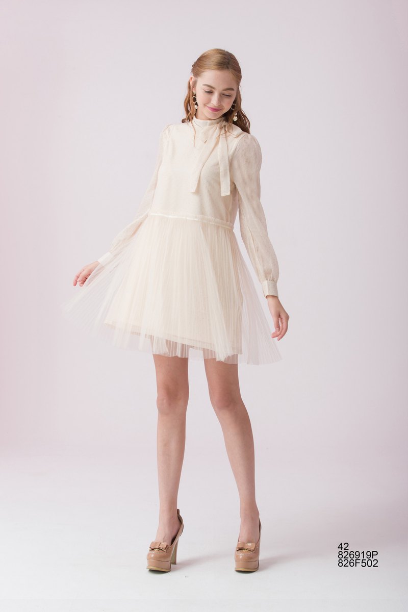 甜美雪紡網紗針兩件式層次穿搭.甜美點點燙金布.領口本布蝴蝶結綁帶.外層網紗裝飾.網紗下襬密拷特種車.左腰間小熊吊飾五金裝飾